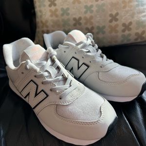 New Balance 574 Running Shoes silver grey youth / big kid size 3.5 nwot